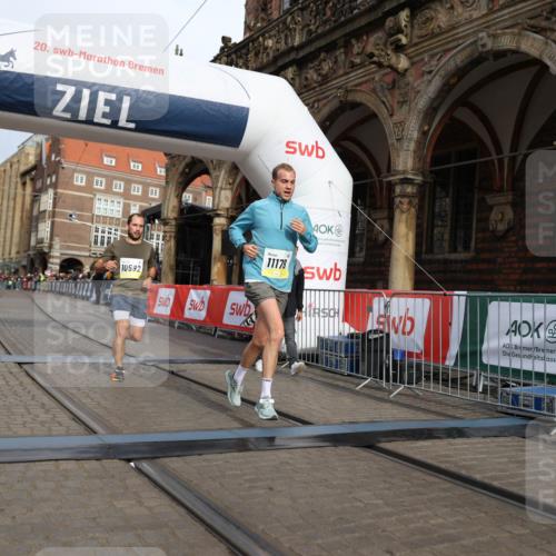 05.10.2025 - 20. swb-Marathon Bremen Yannick Fuchs http://msf.ph/oto/9246148 05.10.2025 10:42:47 Ziel 10592, 11178 meine-sportfotos.de