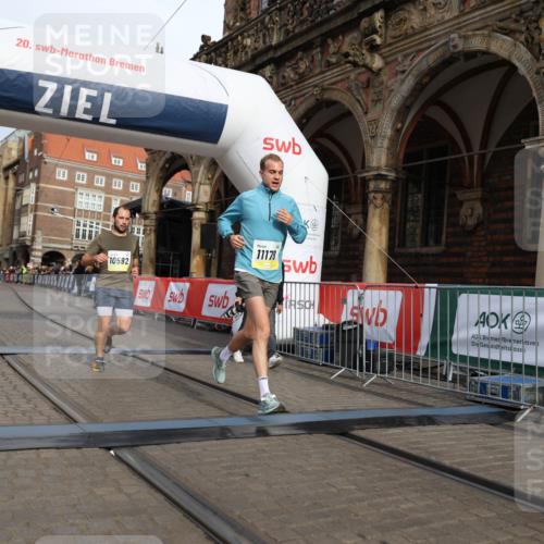 05.10.2025 - 20. swb-Marathon Bremen Yannick Fuchs http://msf.ph/oto/9246169 05.10.2025 10:42:47 Ziel 10592, 11178 meine-sportfotos.de