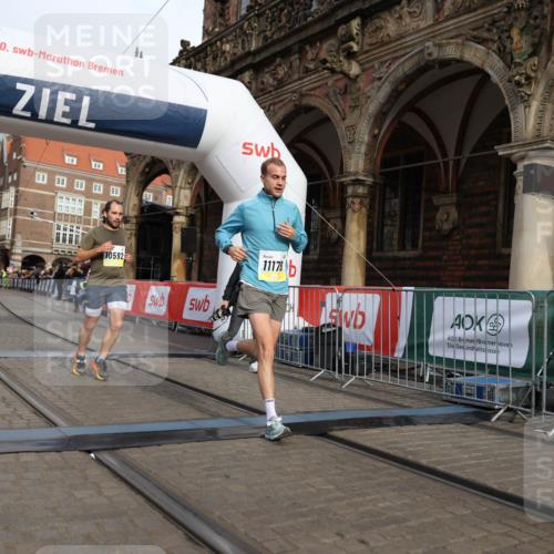 05.10.2025 - 20. swb-Marathon Bremen Yannick Fuchs http://msf.ph/oto/9246194 05.10.2025 10:42:47 Ziel 10592, 11178 meine-sportfotos.de