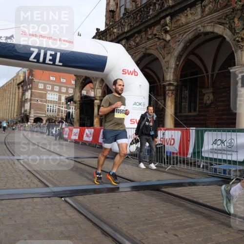 05.10.2025 - 20. swb-Marathon Bremen Yannick Fuchs http://msf.ph/oto/9246256 05.10.2025 10:42:48 Ziel 10592, 11178 meine-sportfotos.de