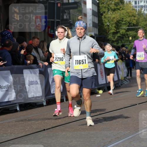 05.10.2025 - 20. swb-Marathon Bremen Strokosch-Dieckow http://msf.ph/oto/9246262 05.10.2025 10:58:48 Ziel 9346, 9349, 9518, 9542, 10080, 10263, 10560, 10561, 11290, 11483, 11612, 11651 meine-sportfotos.de