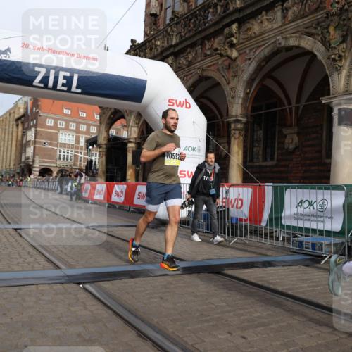 05.10.2025 - 20. swb-Marathon Bremen Yannick Fuchs http://msf.ph/oto/9246267 05.10.2025 10:42:48 Ziel 10592, 11178 meine-sportfotos.de