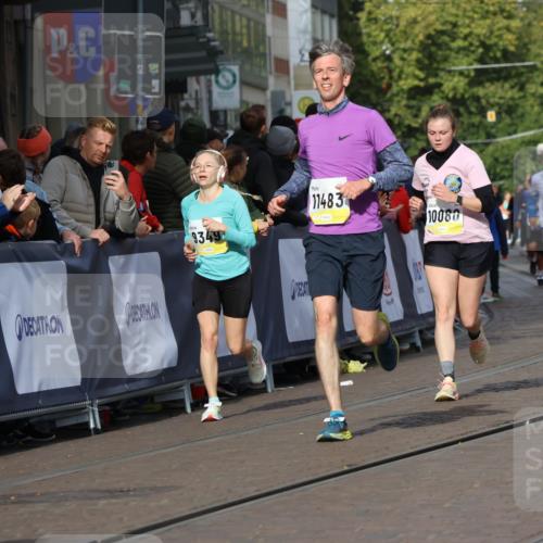05.10.2025 - 20. swb-Marathon Bremen Strokosch-Dieckow http://msf.ph/oto/9246286 05.10.2025 10:58:50 Ziel 9349, 9518, 9542, 9601, 10080, 10263, 10560, 10561, 11290, 11483, 11612, 11651 meine-sportfotos.de