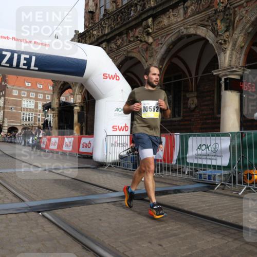 05.10.2025 - 20. swb-Marathon Bremen Yannick Fuchs http://msf.ph/oto/9246300 05.10.2025 10:42:48 Ziel 10592, 11178 meine-sportfotos.de