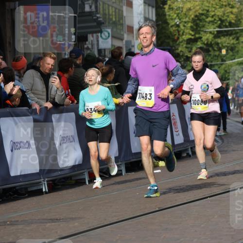 05.10.2025 - 20. swb-Marathon Bremen Strokosch-Dieckow http://msf.ph/oto/9246310 05.10.2025 10:58:50 Ziel 9349, 9518, 9542, 9601, 10080, 10263, 10560, 10561, 11290, 11483, 11612, 11651 meine-sportfotos.de