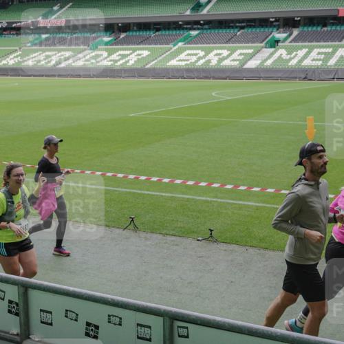 05.10.2025 - 20. swb-Marathon Bremen Michael Burmester http://msf.ph/oto/9246326 05.10.2025 10:37:56 Laufen im Stadion 7621, 7776, 8574, 9189, 9210, 9237, 9360, 9365, 9426, 9448, 9468, 9486, 9532, 9536, 9600, 9642, 9647, 9684, 9748, 9813, 9846, 9858, 9893, 9979, 10033, 10056, 10098, 10130, 10158, 10194, 10265, 10271, 10274, 10278, 10301, 10370, 10437, 10471, 10477, 10485, 10508, 10510, 10595, 10598, 10611, 10678, 10711, 10713, 10777, 10825, 10826, 10829, 10837, 10872, 10876, 10995, 11001, 11050, 11121, 11124, 11150, 11162, 11183, 11223, 11415, 9177, 9208, 9381, 9531 meine-sportfotos.de
