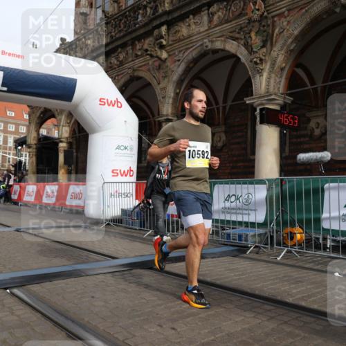 05.10.2025 - 20. swb-Marathon Bremen Yannick Fuchs http://msf.ph/oto/9246340 05.10.2025 10:42:48 Ziel 10592, 11178 meine-sportfotos.de