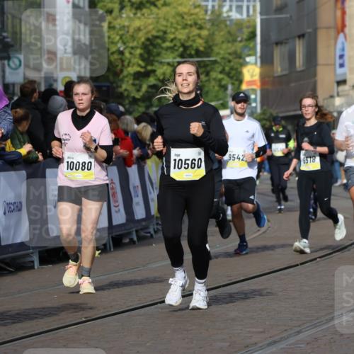 05.10.2025 - 20. swb-Marathon Bremen Strokosch-Dieckow http://msf.ph/oto/9246353 05.10.2025 10:58:51 Ziel 9349, 9518, 9542, 9601, 10080, 10263, 10560, 11290, 11483, 11612, 11651 meine-sportfotos.de