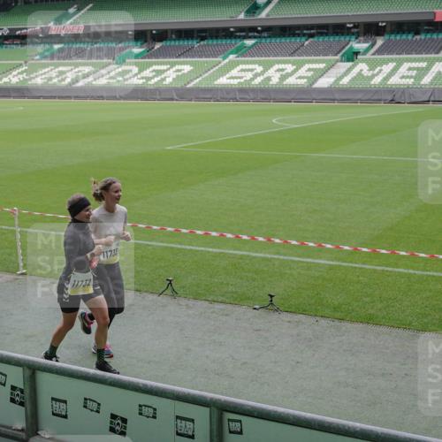 05.10.2025 - 20. swb-Marathon Bremen Michael Burmester http://msf.ph/oto/9246380 05.10.2025 10:38:00 Laufen im Stadion 7621, 7776, 8574, 9189, 9210, 9237, 9360, 9365, 9426, 9432, 9448, 9468, 9486, 9498, 9532, 9536, 9642, 9647, 9684, 9748, 9813, 9846, 9858, 9893, 10033, 10056, 10098, 10130, 10158, 10167, 10194, 10265, 10271, 10274, 10278, 10301, 10437, 10471, 10477, 10485, 10508, 10510, 10530, 10595, 10598, 10611, 10678, 10711, 10713, 10777, 10803, 10804, 10825, 10826, 10829, 10837, 10872, 10876, 10995, 11001, 11050, 11121, 11124, 11150, 11162, 11183, 11415, 9381, 9531 meine-sportfotos.de