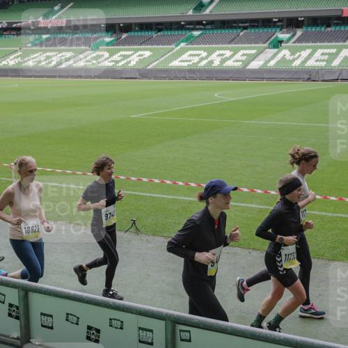 05.10.2025 - 20. swb-Marathon Bremen Michael Burmester http://msf.ph/oto/9246436 05.10.2025 10:38:01 Laufen im Stadion 7621, 7776, 8574, 9189, 9210, 9237, 9360, 9365, 9426, 9432, 9448, 9468, 9486, 9498, 9532, 9536, 9642, 9647, 9684, 9707, 9748, 9813, 9846, 9858, 9893, 10033, 10056, 10098, 10130, 10167, 10194, 10265, 10271, 10274, 10278, 10301, 10437, 10471, 10477, 10485, 10508, 10510, 10530, 10595, 10598, 10611, 10678, 10711, 10713, 10777, 10803, 10804, 10825, 10826, 10829, 10837, 10872, 10876, 10995, 11001, 11050, 11121, 11124, 11150, 11162, 11183, 11415, 9381, 9531 meine-sportfotos.de