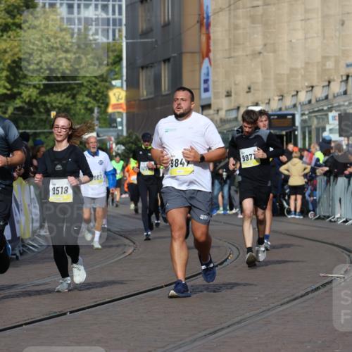 05.10.2025 - 20. swb-Marathon Bremen Strokosch-Dieckow http://msf.ph/oto/9246442 05.10.2025 10:58:52 Ziel 9349, 9518, 9542, 9601, 9847, 9977, 10080, 10263, 10560, 10588, 11290, 11483, 11612 meine-sportfotos.de