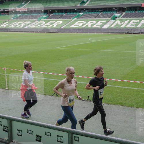 05.10.2025 - 20. swb-Marathon Bremen Michael Burmester http://msf.ph/oto/9246464 05.10.2025 10:38:01 Laufen im Stadion 7621, 7776, 8574, 9189, 9210, 9237, 9360, 9365, 9426, 9432, 9448, 9468, 9486, 9498, 9532, 9536, 9642, 9647, 9684, 9707, 9748, 9813, 9846, 9858, 9893, 10033, 10056, 10098, 10130, 10167, 10194, 10265, 10271, 10274, 10278, 10301, 10437, 10471, 10477, 10485, 10508, 10510, 10530, 10595, 10598, 10611, 10678, 10711, 10713, 10777, 10803, 10804, 10825, 10826, 10829, 10837, 10872, 10876, 10995, 11001, 11050, 11121, 11124, 11150, 11162, 11183, 11415, 9381, 9531 meine-sportfotos.de