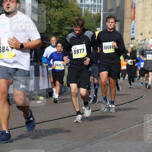 05.10.2025 - 20. swb-Marathon Bremen Strokosch-Dieckow http://msf.ph/oto/9246568 05.10.2025 10:58:57 Ziel 9349, 9518, 9542, 9601, 9847, 9977, 10080, 10357, 10588, 10607, 11612 meine-sportfotos.de