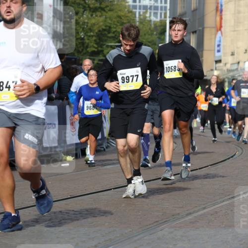 05.10.2025 - 20. swb-Marathon Bremen Strokosch-Dieckow http://msf.ph/oto/9246598 05.10.2025 10:58:57 Ziel 9349, 9518, 9542, 9601, 9847, 9977, 10080, 10357, 10588, 10607, 11612 meine-sportfotos.de