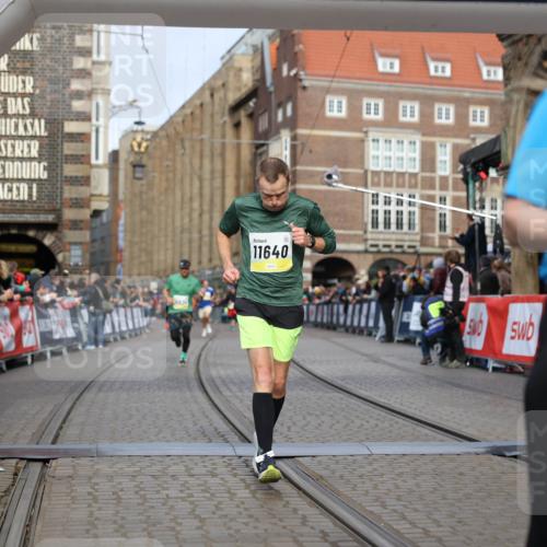 05.10.2025 - 20. swb-Marathon Bremen Yannick Fuchs http://msf.ph/oto/9246614 05.10.2025 10:42:59 Ziel 9524, 10624, 11640 meine-sportfotos.de