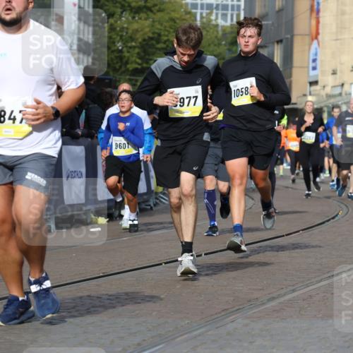 05.10.2025 - 20. swb-Marathon Bremen Strokosch-Dieckow http://msf.ph/oto/9246630 05.10.2025 10:58:57 Ziel 9349, 9518, 9542, 9601, 9847, 9977, 10080, 10357, 10588, 10607, 11612 meine-sportfotos.de