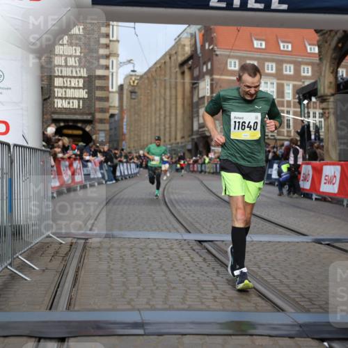 05.10.2025 - 20. swb-Marathon Bremen Yannick Fuchs http://msf.ph/oto/9246667 05.10.2025 10:42:59 Ziel 9524, 10624, 11640 meine-sportfotos.de