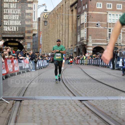 05.10.2025 - 20. swb-Marathon Bremen Yannick Fuchs http://msf.ph/oto/9246687 05.10.2025 10:43:00 Ziel 9524, 10624, 11640 meine-sportfotos.de