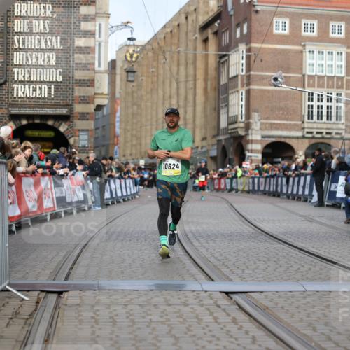 05.10.2025 - 20. swb-Marathon Bremen Yannick Fuchs http://msf.ph/oto/9246726 05.10.2025 10:43:01 Ziel 9524, 10624, 11640 meine-sportfotos.de