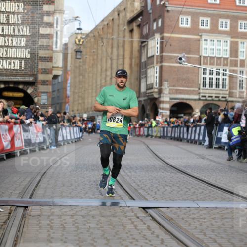05.10.2025 - 20. swb-Marathon Bremen Yannick Fuchs http://msf.ph/oto/9246742 05.10.2025 10:43:02 Ziel 9524, 10624, 11640 meine-sportfotos.de