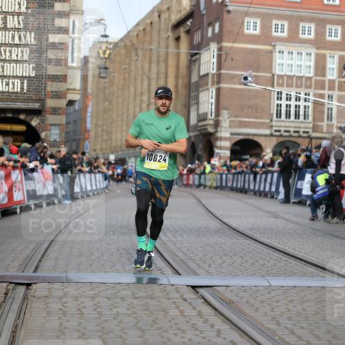 05.10.2025 - 20. swb-Marathon Bremen Yannick Fuchs http://msf.ph/oto/9246750 05.10.2025 10:43:02 Ziel 9524, 10624, 11640 meine-sportfotos.de