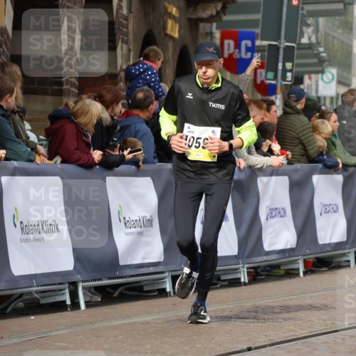 05.10.2025 - 20. swb-Marathon Bremen Strokosch-Dieckow http://msf.ph/oto/9246754 05.10.2025 10:59:03 Ziel 9219, 9692, 9847, 9977, 10039, 10143, 10353, 10357, 10588, 10594, 10607 meine-sportfotos.de