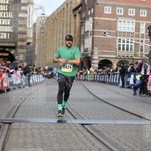 05.10.2025 - 20. swb-Marathon Bremen Yannick Fuchs http://msf.ph/oto/9246762 05.10.2025 10:43:02 Ziel 9524, 10624, 11640 meine-sportfotos.de