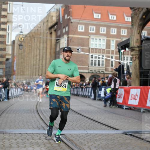 05.10.2025 - 20. swb-Marathon Bremen Yannick Fuchs http://msf.ph/oto/9246770 05.10.2025 10:43:02 Ziel 9524, 10624, 11640 meine-sportfotos.de