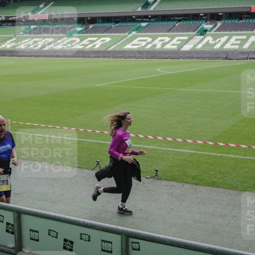 05.10.2025 - 20. swb-Marathon Bremen Michael Burmester http://msf.ph/oto/9246778 05.10.2025 10:38:13 Laufen im Stadion 7621, 8574, 9189, 9210, 9235, 9237, 9360, 9365, 9426, 9432, 9448, 9468, 9486, 9498, 9536, 9642, 9647, 9684, 9707, 9748, 9750, 9771, 9813, 9846, 9858, 9893, 9915, 9940, 10033, 10056, 10098, 10130, 10167, 10194, 10205, 10265, 10271, 10274, 10278, 10301, 10404, 10437, 10439, 10471, 10477, 10478, 10485, 10510, 10530, 10595, 10598, 10611, 10678, 10711, 10713, 10777, 10803, 10804, 10825, 10826, 10829, 10837, 10876, 10995, 11001, 11050, 11121, 11150, 11162, 11183, 11415 meine-sportfotos.de