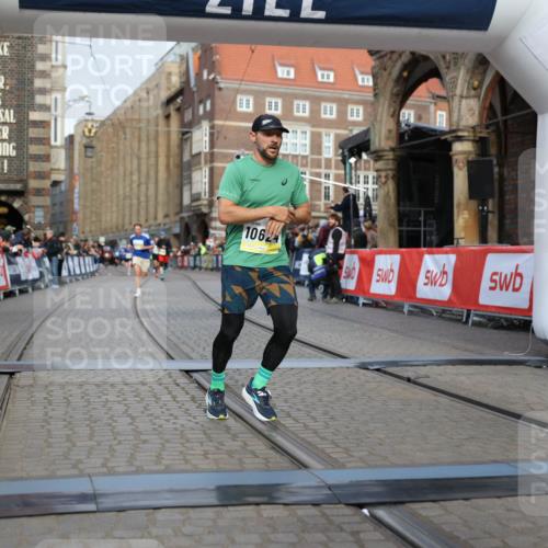 05.10.2025 - 20. swb-Marathon Bremen Yannick Fuchs http://msf.ph/oto/9246806 05.10.2025 10:43:03 Ziel 10045, 10624, 11640 meine-sportfotos.de