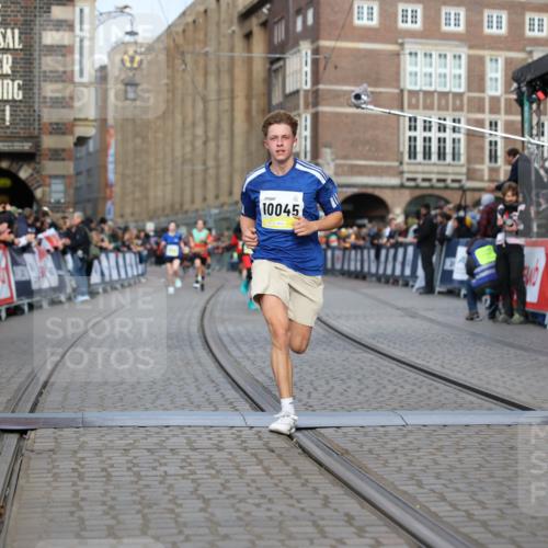 05.10.2025 - 20. swb-Marathon Bremen Yannick Fuchs http://msf.ph/oto/9246825 05.10.2025 10:43:06 Ziel 10045, 10624 meine-sportfotos.de