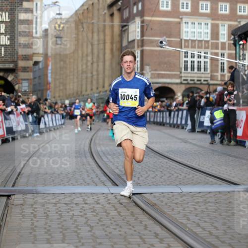 05.10.2025 - 20. swb-Marathon Bremen Yannick Fuchs http://msf.ph/oto/9246836 05.10.2025 10:43:06 Ziel 10045, 10624 meine-sportfotos.de