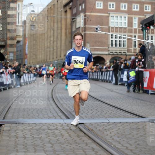 05.10.2025 - 20. swb-Marathon Bremen Yannick Fuchs http://msf.ph/oto/9246847 05.10.2025 10:43:06 Ziel 10045, 10624 meine-sportfotos.de