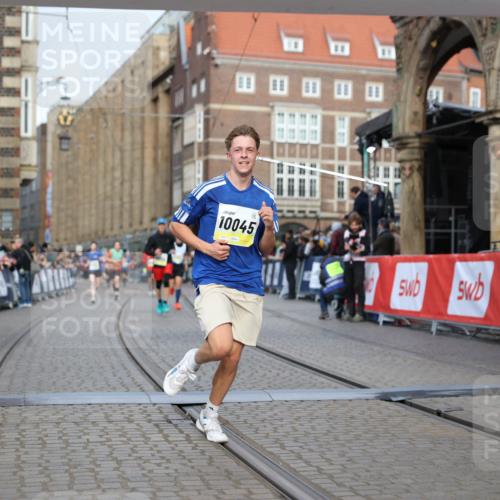 05.10.2025 - 20. swb-Marathon Bremen Yannick Fuchs http://msf.ph/oto/9246860 05.10.2025 10:43:07 Ziel 9302, 9558, 10045, 10624 meine-sportfotos.de