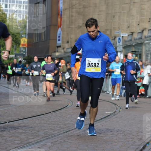 05.10.2025 - 20. swb-Marathon Bremen Strokosch-Dieckow http://msf.ph/oto/9246886 05.10.2025 10:59:07 Ziel 9219, 9508, 9692, 10039, 10143, 10353, 10594, 10607 meine-sportfotos.de
