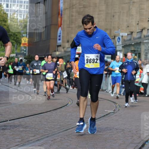 05.10.2025 - 20. swb-Marathon Bremen Strokosch-Dieckow http://msf.ph/oto/9246915 05.10.2025 10:59:07 Ziel 9219, 9508, 9692, 10039, 10143, 10353, 10594, 10607 meine-sportfotos.de
