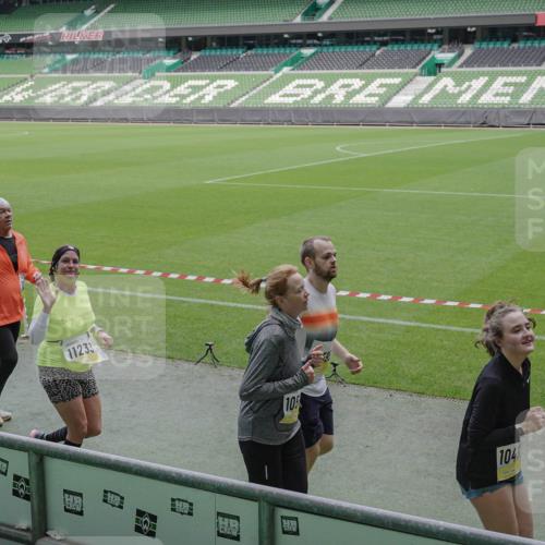 05.10.2025 - 20. swb-Marathon Bremen Michael Burmester http://msf.ph/oto/9246946 05.10.2025 10:38:18 Laufen im Stadion 7621, 8574, 9184, 9189, 9210, 9235, 9237, 9322, 9335, 9365, 9409, 9426, 9432, 9448, 9468, 9486, 9498, 9536, 9642, 9647, 9684, 9707, 9748, 9750, 9771, 9813, 9846, 9858, 9893, 9915, 9940, 9978, 10033, 10056, 10098, 10130, 10167, 10194, 10205, 10274, 10278, 10301, 10404, 10437, 10439, 10471, 10478, 10485, 10510, 10530, 10595, 10598, 10611, 10678, 10711, 10713, 10803, 10804, 10825, 10826, 10829, 11001, 11050, 11121, 11150, 11162, 11183 meine-sportfotos.de