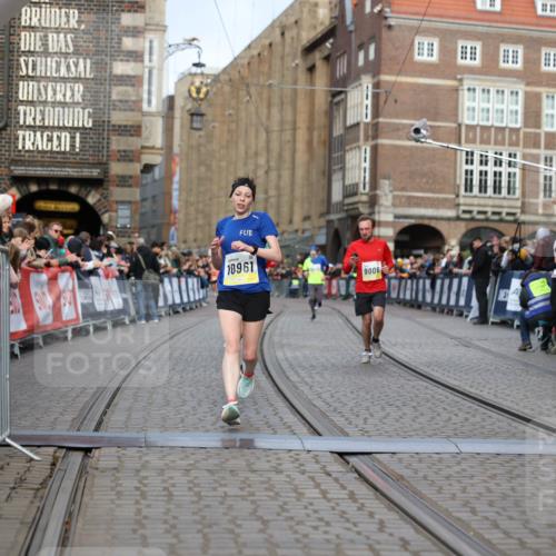 05.10.2025 - 20. swb-Marathon Bremen Yannick Fuchs http://msf.ph/oto/9246969 05.10.2025 10:43:12 Ziel 9006, 9302, 9558, 10045, 10553, 10961, 11476 meine-sportfotos.de