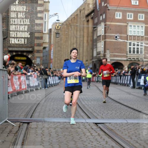 05.10.2025 - 20. swb-Marathon Bremen Yannick Fuchs http://msf.ph/oto/9247012 05.10.2025 10:43:12 Ziel 9006, 9302, 9558, 10045, 10553, 10961, 11476 meine-sportfotos.de