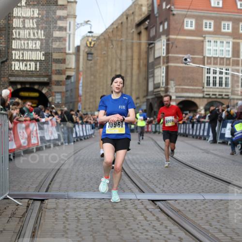 05.10.2025 - 20. swb-Marathon Bremen Yannick Fuchs http://msf.ph/oto/9247023 05.10.2025 10:43:12 Ziel 9006, 9302, 9558, 10045, 10553, 10961, 11476 meine-sportfotos.de