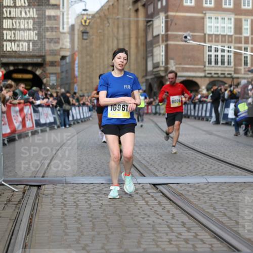05.10.2025 - 20. swb-Marathon Bremen Yannick Fuchs http://msf.ph/oto/9247043 05.10.2025 10:43:13 Ziel 9006, 9302, 9558, 10045, 10553, 10961, 11476 meine-sportfotos.de