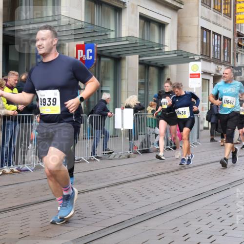 05.10.2025 - 20. swb-Marathon Bremen Strokosch-Dieckow http://msf.ph/oto/9247086 05.10.2025 10:51:53 Ziel 9172, 9196, 9226, 9584, 9852, 9939, 9955, 9987, 10038, 10240, 10438, 10507, 10668, 10719, 10727, 10900, 10927, 10942, 10977, 11128, 11273, 11458, 11491, 11528, 11641, 11665, 9172, 9196, 9226, 9584, 9852, 9939, 9955, 9987, 10038, 10240, 10438, 10507, 10668, 10719, 10727, 10900, 10927, 10942, 10977, 11128, 11273, 11458, 11491, 11528, 11641, 11665 meine-sportfotos.de