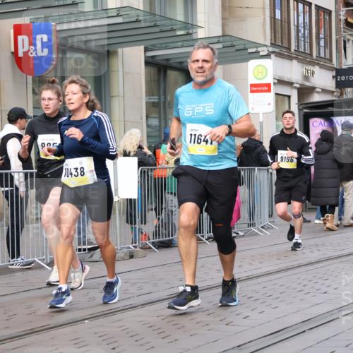 05.10.2025 - 20. swb-Marathon Bremen Strokosch-Dieckow http://msf.ph/oto/9247127 05.10.2025 10:51:54 Ziel 9172, 9196, 9226, 9584, 9852, 9939, 9955, 9987, 10038, 10240, 10438, 10507, 10668, 10719, 10727, 10900, 10927, 10942, 10977, 11128, 11273, 11458, 11491, 11528, 11641, 11665, 9172, 9196, 9226, 9584, 9852, 9939, 9955, 9987, 10038, 10240, 10438, 10507, 10668, 10719, 10727, 10900, 10927, 10942, 10977, 11128, 11273, 11458, 11491, 11528, 11641, 11665 meine-sportfotos.de