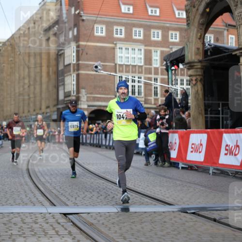 05.10.2025 - 20. swb-Marathon Bremen Yannick Fuchs http://msf.ph/oto/9247157 05.10.2025 10:43:18 Ziel 9006, 10474, 10553, 10961, 10979, 11476 meine-sportfotos.de