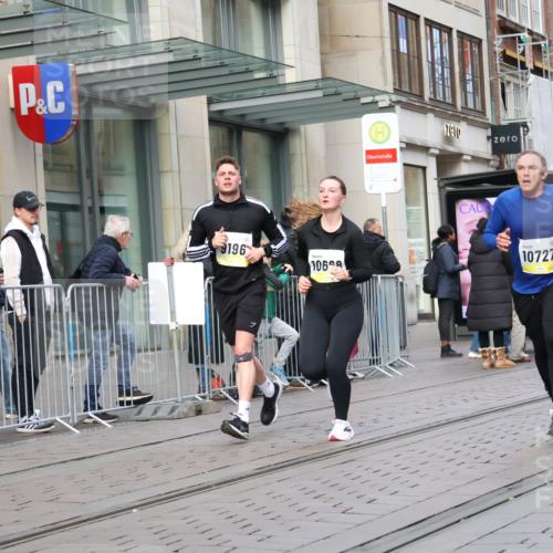 05.10.2025 - 20. swb-Marathon Bremen Strokosch-Dieckow http://msf.ph/oto/9247168 05.10.2025 10:51:55 Ziel 9172, 9196, 9226, 9584, 9852, 9939, 9955, 9987, 10038, 10240, 10241, 10438, 10507, 10668, 10719, 10727, 10900, 10927, 10942, 10977, 11128, 11273, 11458, 11491, 11528, 11641, 11665, 9172, 9196, 9226, 9584, 9852, 9939, 9955, 9987, 10038, 10240, 10241, 10438, 10507, 10668, 10719, 10727, 10900, 10927, 10942, 10977, 11128, 11273, 11458, 11491, 11528, 11641, 11665 meine-sportfotos.de