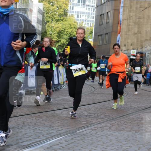05.10.2025 - 20. swb-Marathon Bremen Strokosch-Dieckow http://msf.ph/oto/9247172 05.10.2025 10:59:15 Ziel 9183, 9454, 9508, 9635, 10200, 10274, 10407, 11006, 11007, 11207, 11400 meine-sportfotos.de