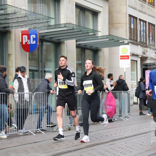 05.10.2025 - 20. swb-Marathon Bremen Strokosch-Dieckow http://msf.ph/oto/9247180 05.10.2025 10:51:55 Ziel 9172, 9196, 9226, 9584, 9852, 9939, 9955, 9987, 10038, 10240, 10241, 10438, 10507, 10668, 10719, 10727, 10900, 10927, 10942, 10977, 11128, 11273, 11458, 11491, 11528, 11641, 11665, 9172, 9196, 9226, 9584, 9852, 9939, 9955, 9987, 10038, 10240, 10241, 10438, 10507, 10668, 10719, 10727, 10900, 10927, 10942, 10977, 11128, 11273, 11458, 11491, 11528, 11641, 11665 meine-sportfotos.de