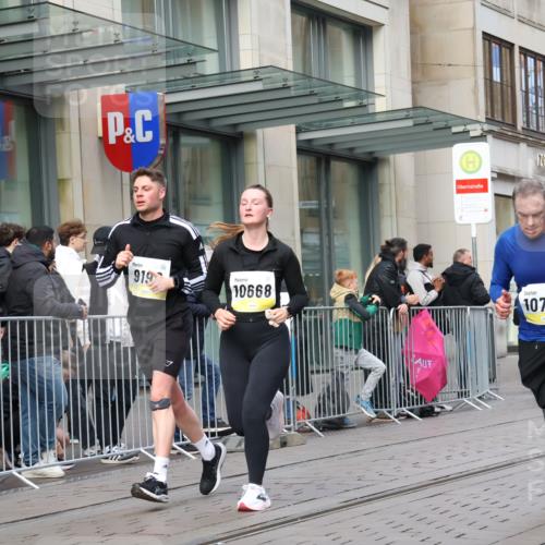05.10.2025 - 20. swb-Marathon Bremen Strokosch-Dieckow http://msf.ph/oto/9247192 05.10.2025 10:51:56 Ziel 9172, 9196, 9226, 9584, 9852, 9939, 9955, 9987, 10038, 10240, 10241, 10438, 10507, 10668, 10719, 10727, 10900, 10927, 10942, 10977, 11128, 11458, 11491, 11528, 11641, 11665, 9172, 9196, 9226, 9584, 9852, 9939, 9955, 9987, 10038, 10240, 10241, 10438, 10507, 10668, 10719, 10727, 10900, 10927, 10942, 10977, 11128, 11458, 11491, 11528, 11641, 11665 meine-sportfotos.de