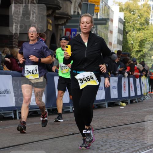 05.10.2025 - 20. swb-Marathon Bremen Strokosch-Dieckow http://msf.ph/oto/9247200 05.10.2025 10:59:17 Ziel 9183, 9454, 9508, 9635, 10200, 10274, 10407, 11006, 11007, 11207, 11400 meine-sportfotos.de