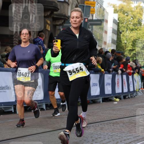 05.10.2025 - 20. swb-Marathon Bremen Strokosch-Dieckow http://msf.ph/oto/9247248 05.10.2025 10:59:17 Ziel 9183, 9454, 9508, 9635, 10200, 10274, 10407, 11006, 11007, 11207, 11400 meine-sportfotos.de